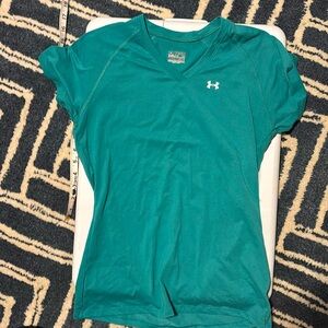 Under Armour < workout shirt